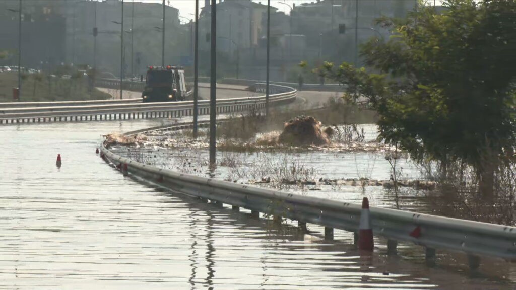 Λάρισα: Υπερχειλίζει ο Πηνειός, έσπασε αγωγός